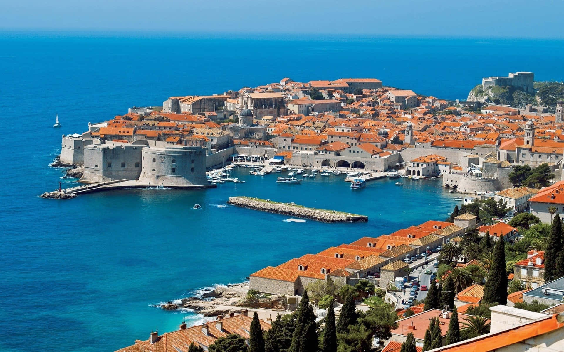 Sfondovista Mozzafiato Delle Mura Della Città Storica Di Dubrovnik. Sfondo