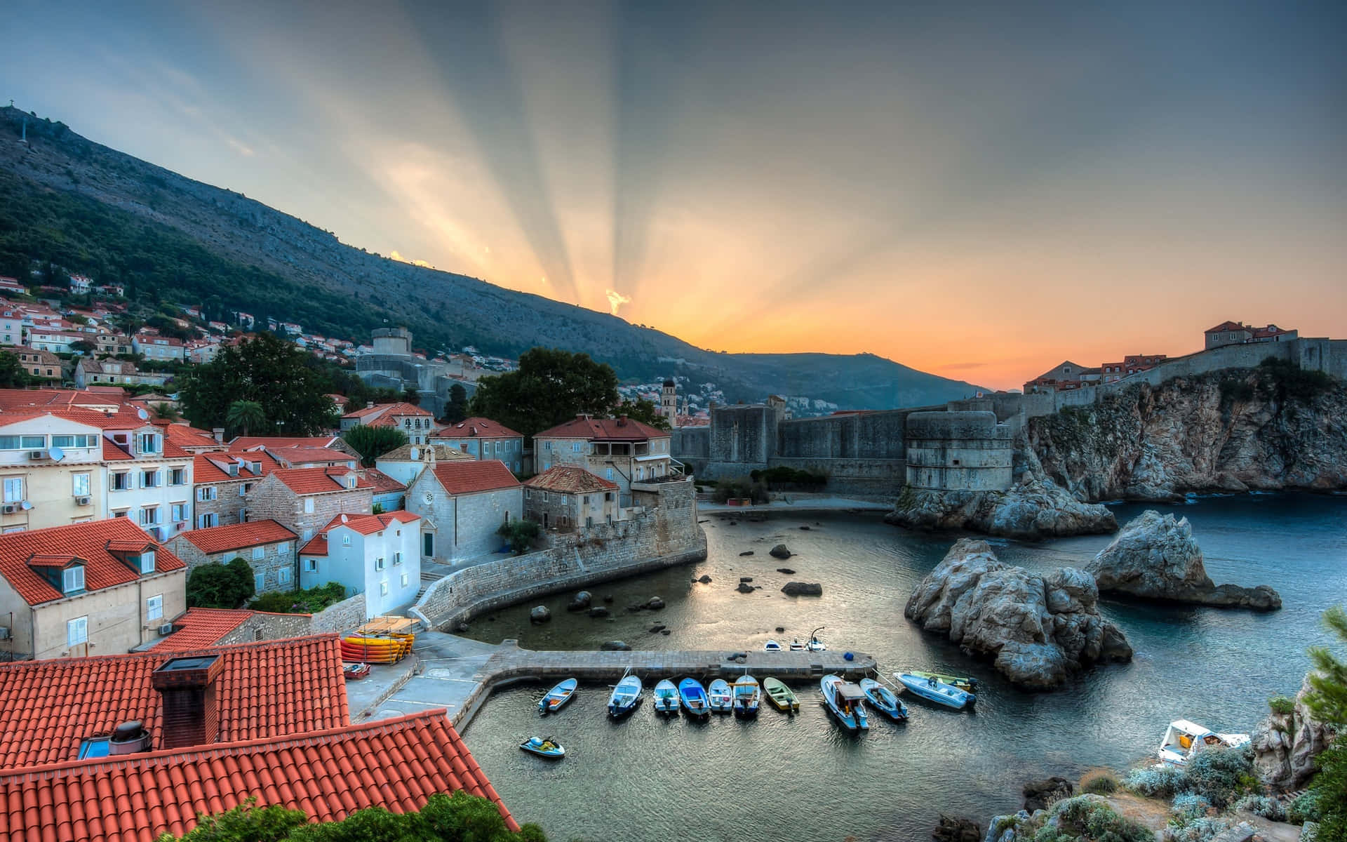 Dubrovnikcon Raggi Di Luce Del Sole Sfondo