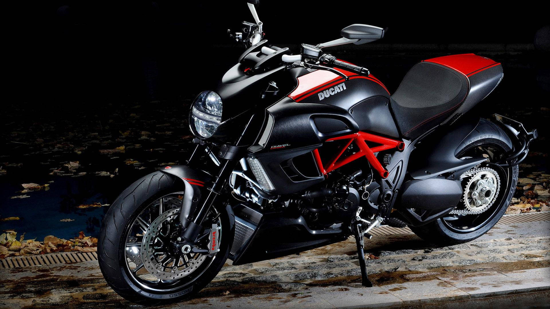 Ducati Diavel Carbon Red