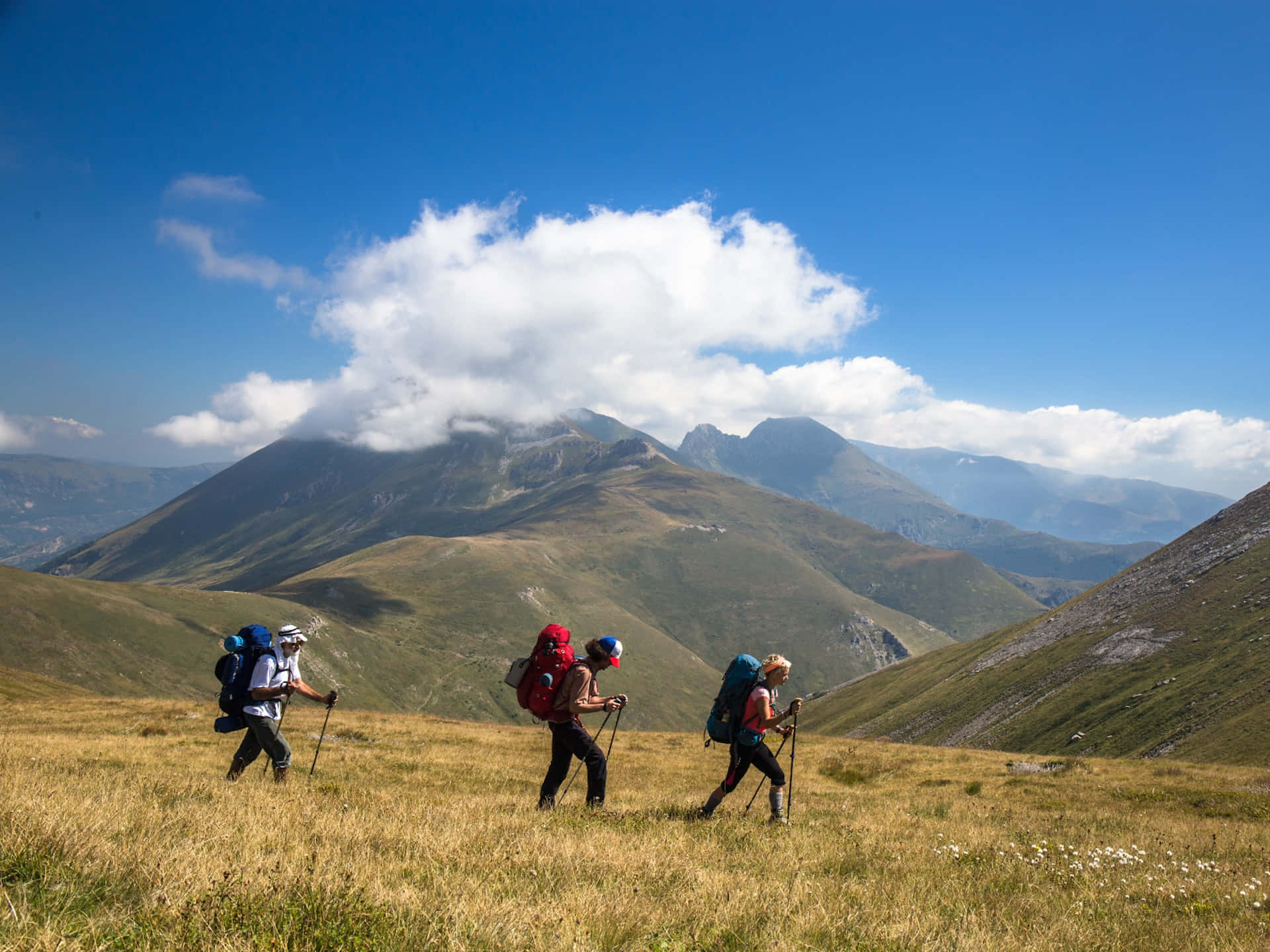 Dueescursionisti Che Esplorano Sentieri Montani Panoramici