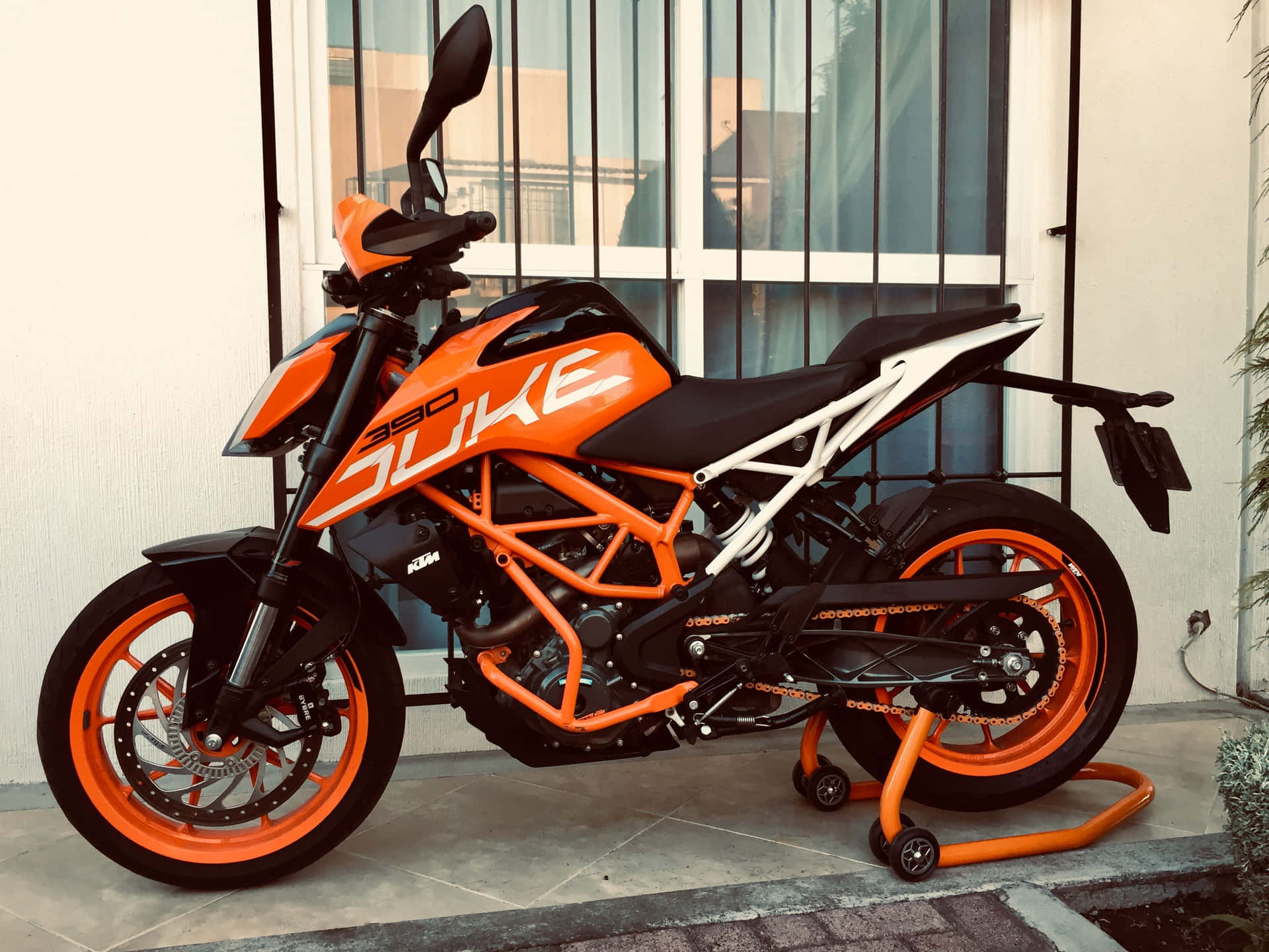 Imagende Una Motocicleta Ktm Duke 390 Naranja