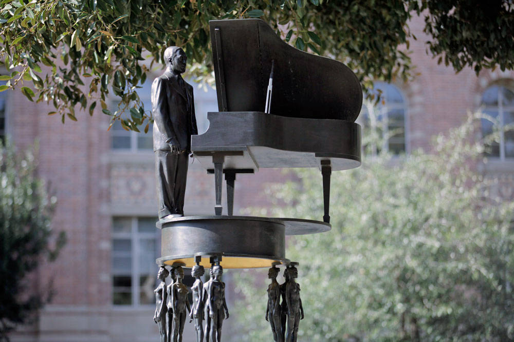 Estatuade Duke Ellington En Ucla Fondo de pantalla