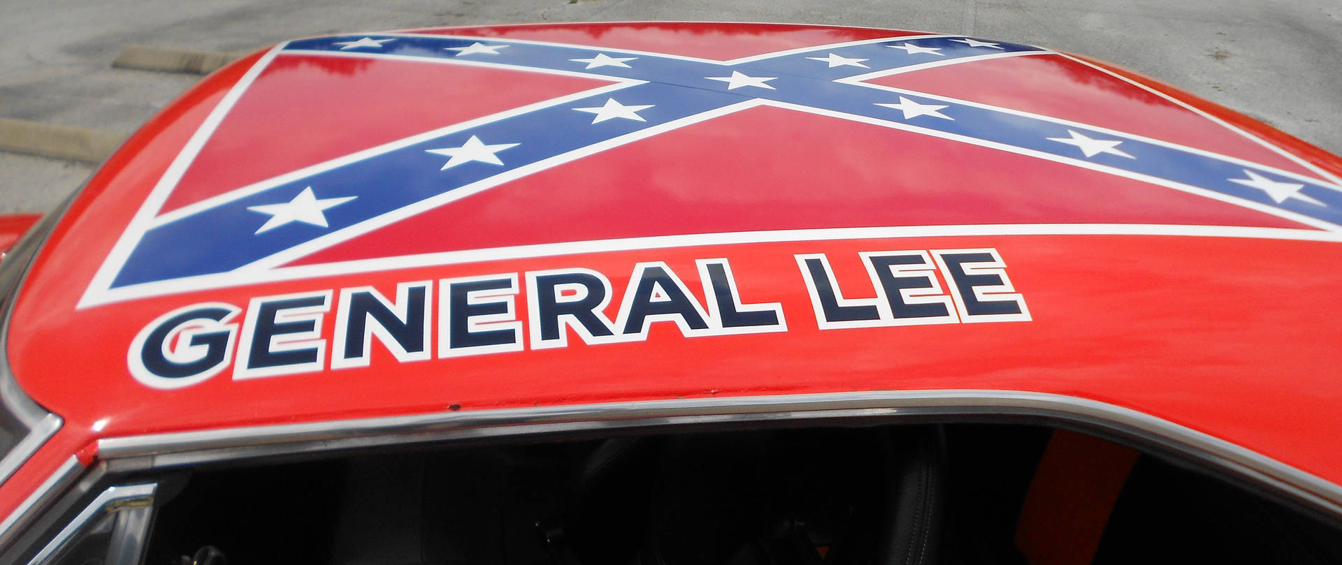 A Car With The Word General Lee On The Hood Wallpaper