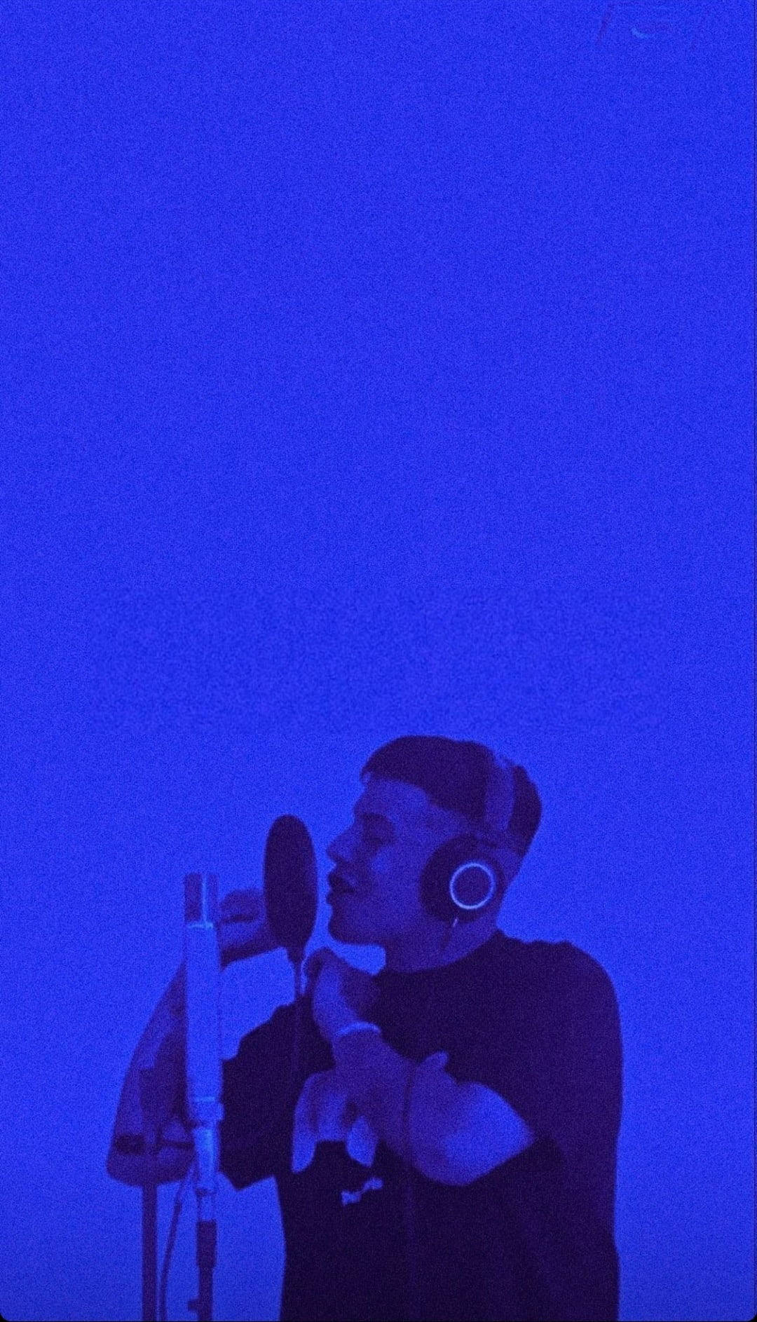 Duki Blue Background Singing Wallpaper