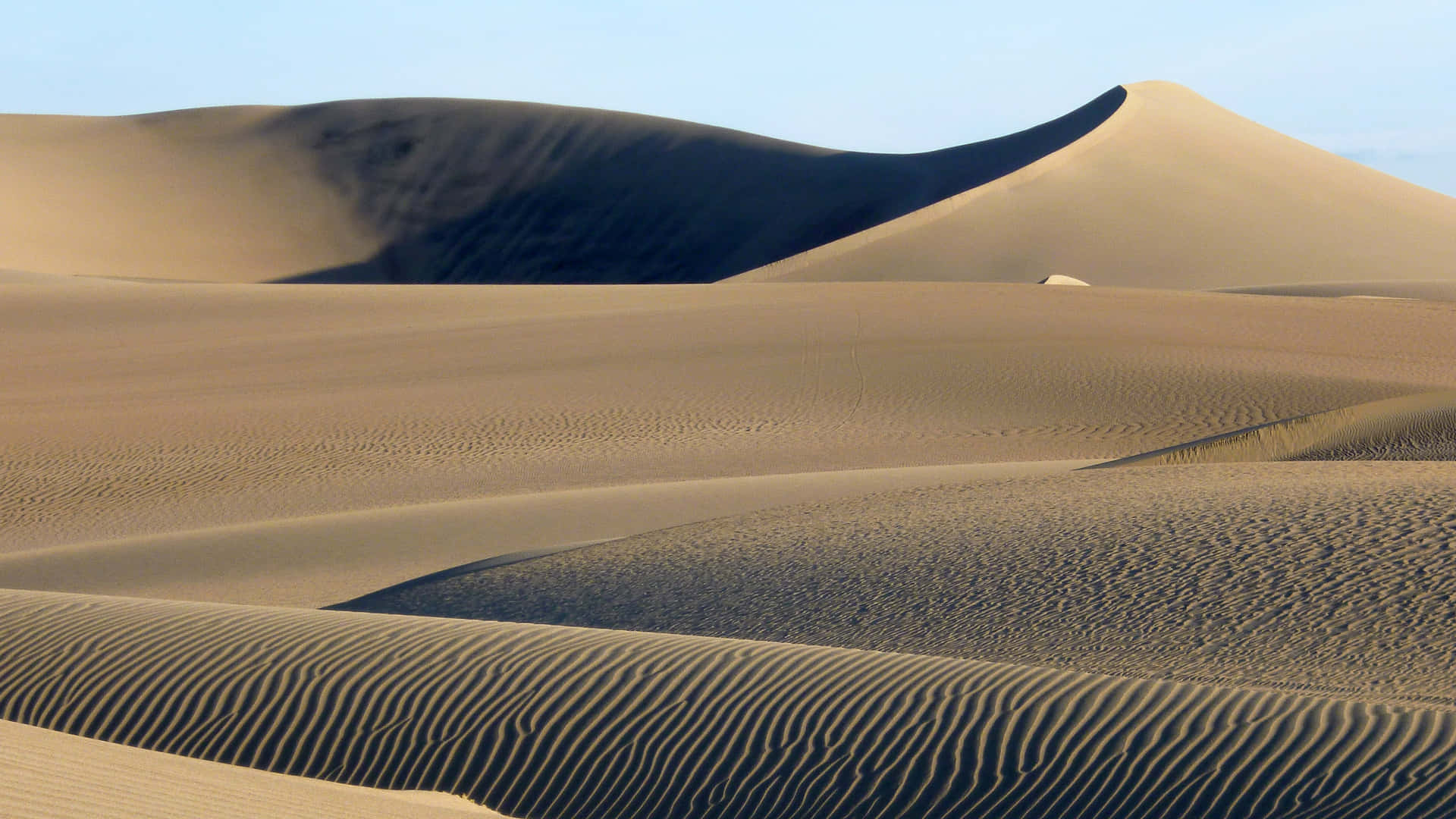 Einmann Geht Durch Eine Wüste.