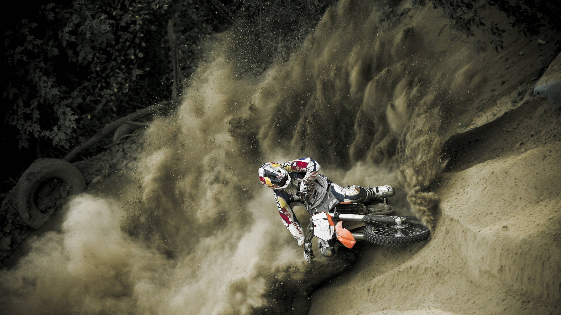 Paseandoen Una Moto De Motocross En Las Dunas. Fondo de pantalla