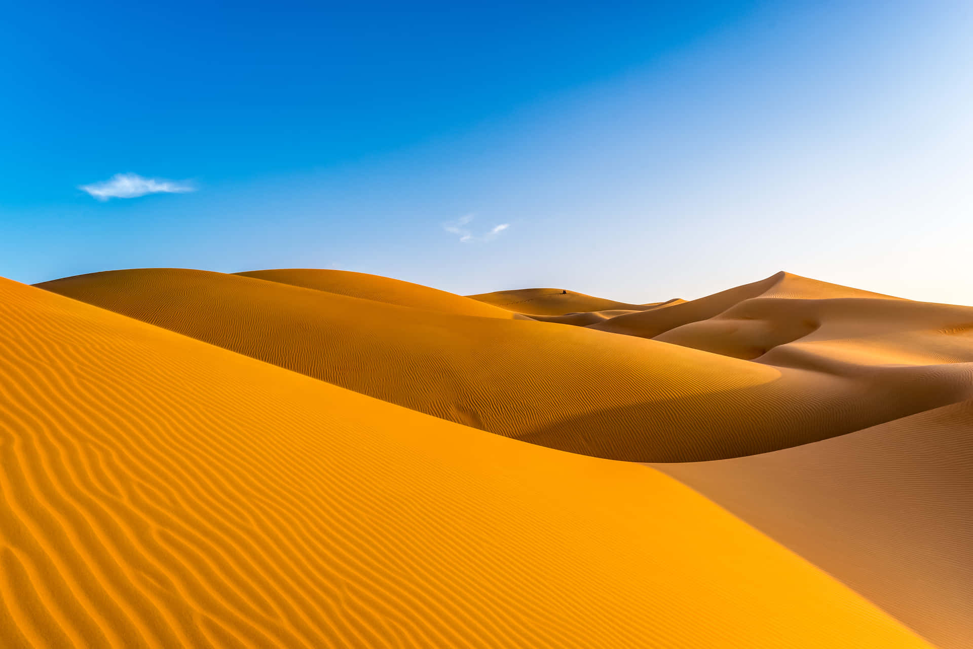 Einewüstenlandschaft Mit Sanddünen Und Blauem Himmel