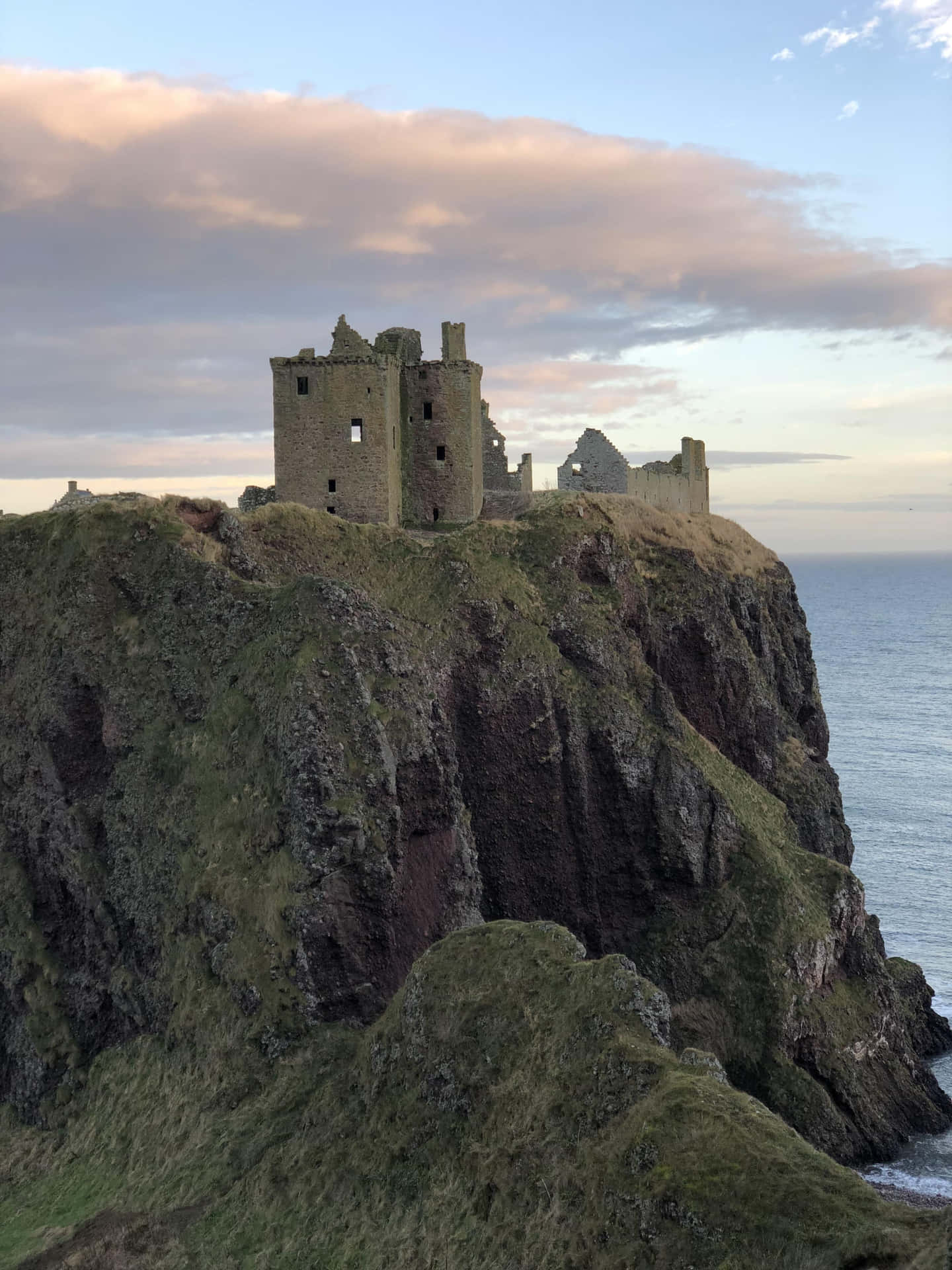 Dunnottar Castle Cliffside Aberdeen U K Wallpaper