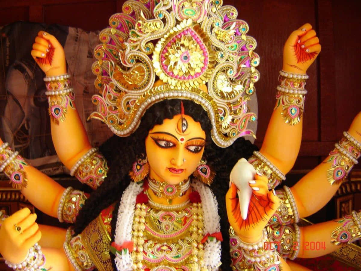 Imagende La Estatua De Durga Maa Mirando Hacia Abajo.