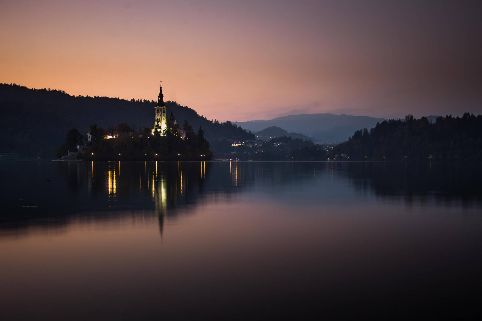 Lagoatardecer En Bled, Eslovenia. Fondo de pantalla