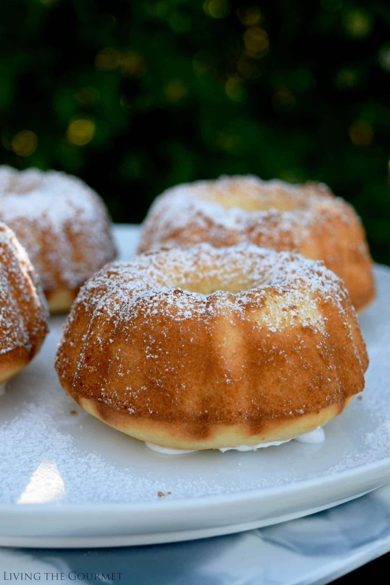 Dusted Sugar Bundt Cakeson Plate Wallpaper