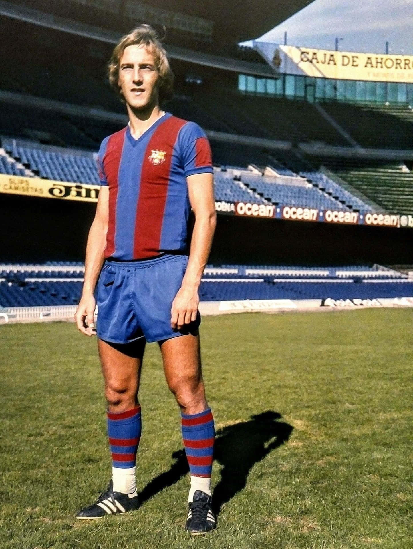 Giocatoredi Calcio Olandese Johan Neeskens Del Barcelona. Sfondo