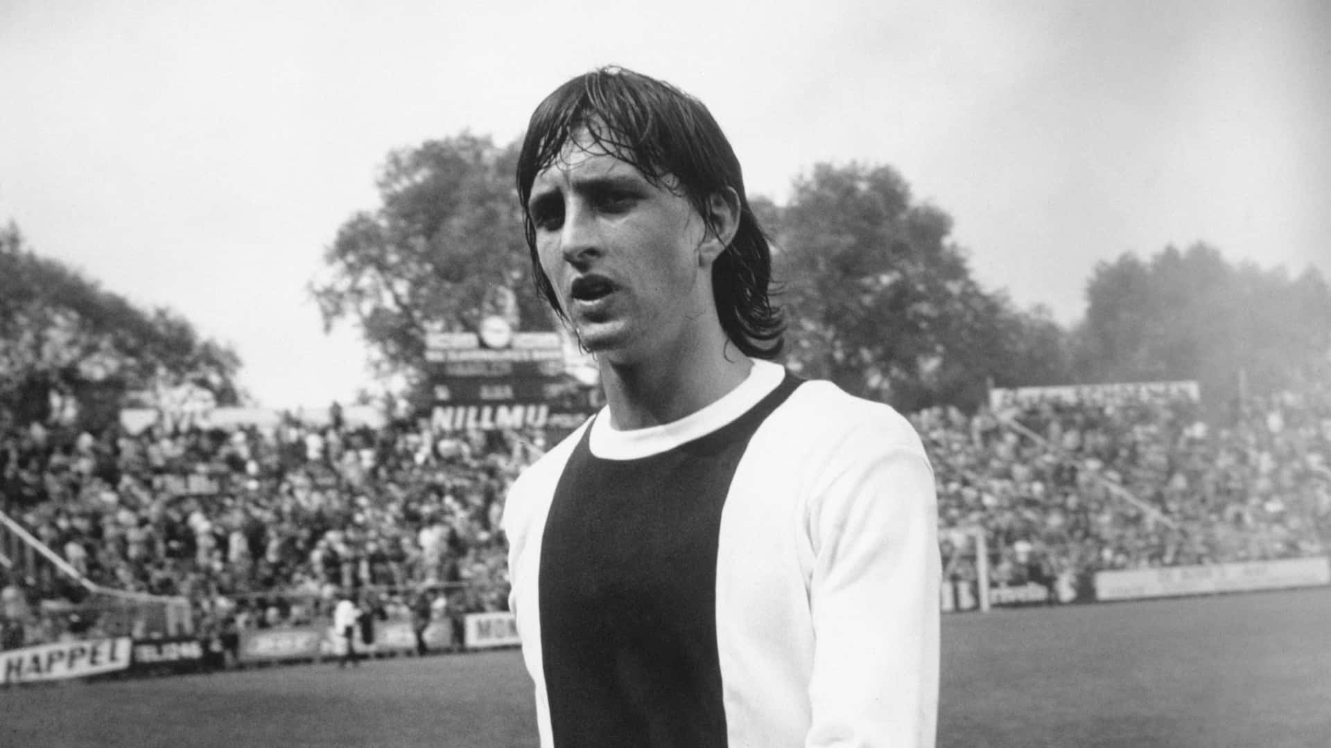 Dutch Footballer Johan Cruyff Black And Whtie Wallpaper