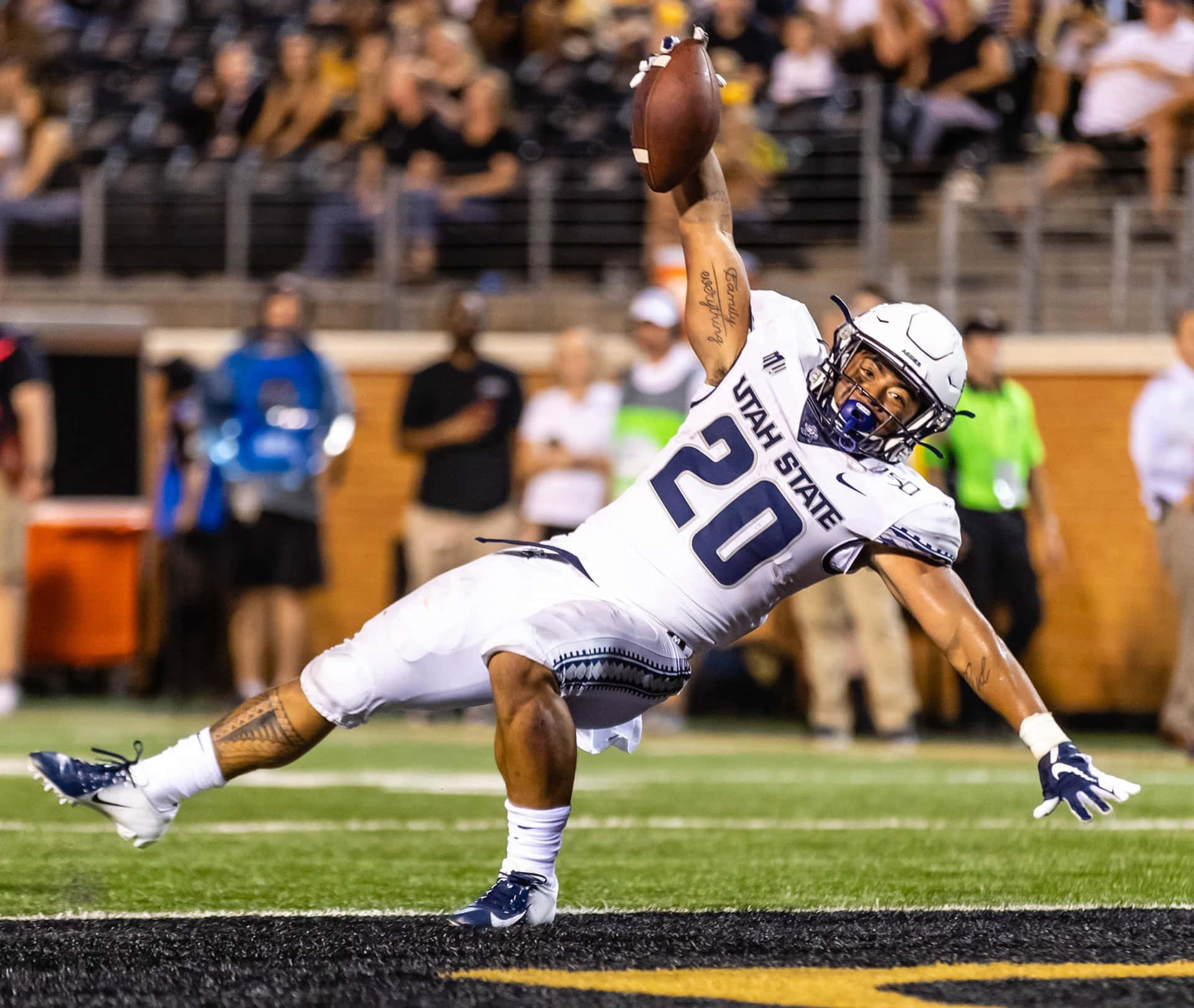 Dynamic Football Catch Utah State Player20 Wallpaper