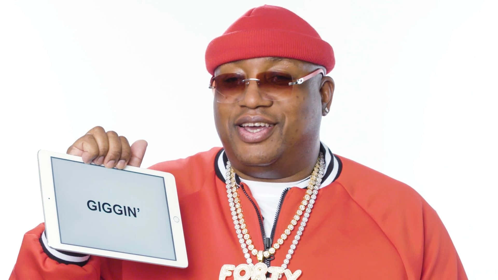 E40 Holding Tablet Giggin Wallpaper