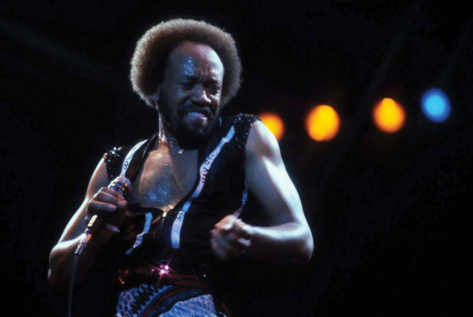 Earth, Wind And Fire Maurice Guitar Pose Wallpaper