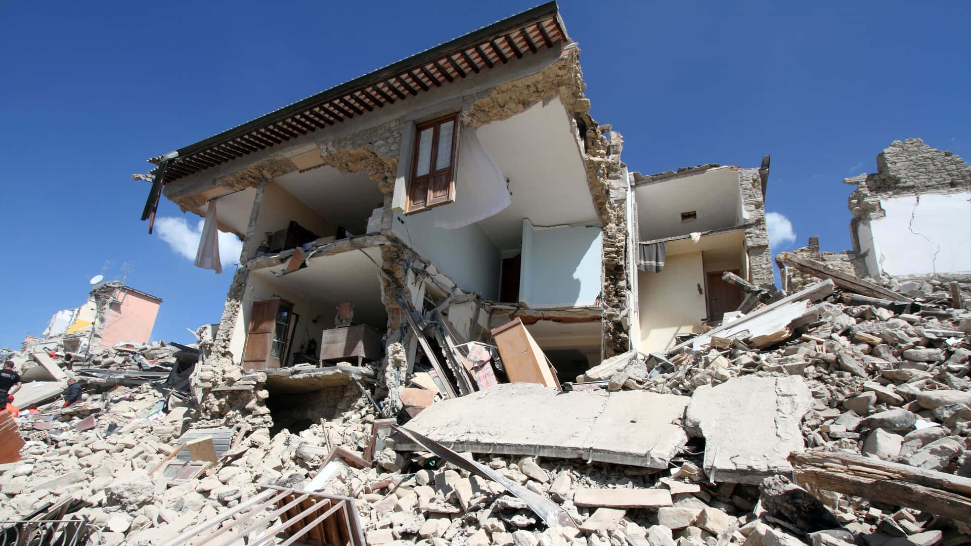Etthus Förstörs Av En Kraftig Jordbävning