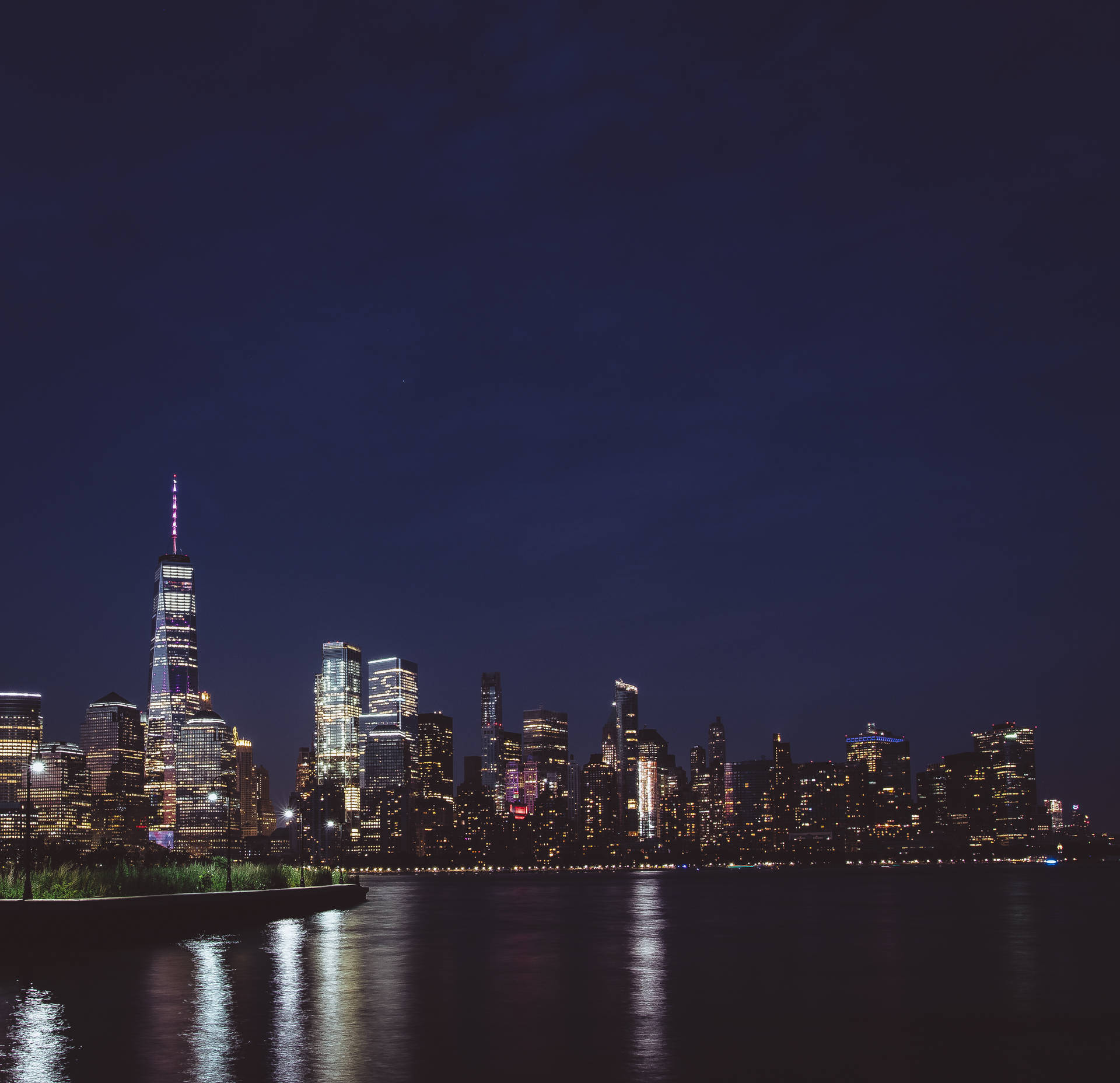 Blick Auf Den East River In New York City Bei Nacht Wallpaper