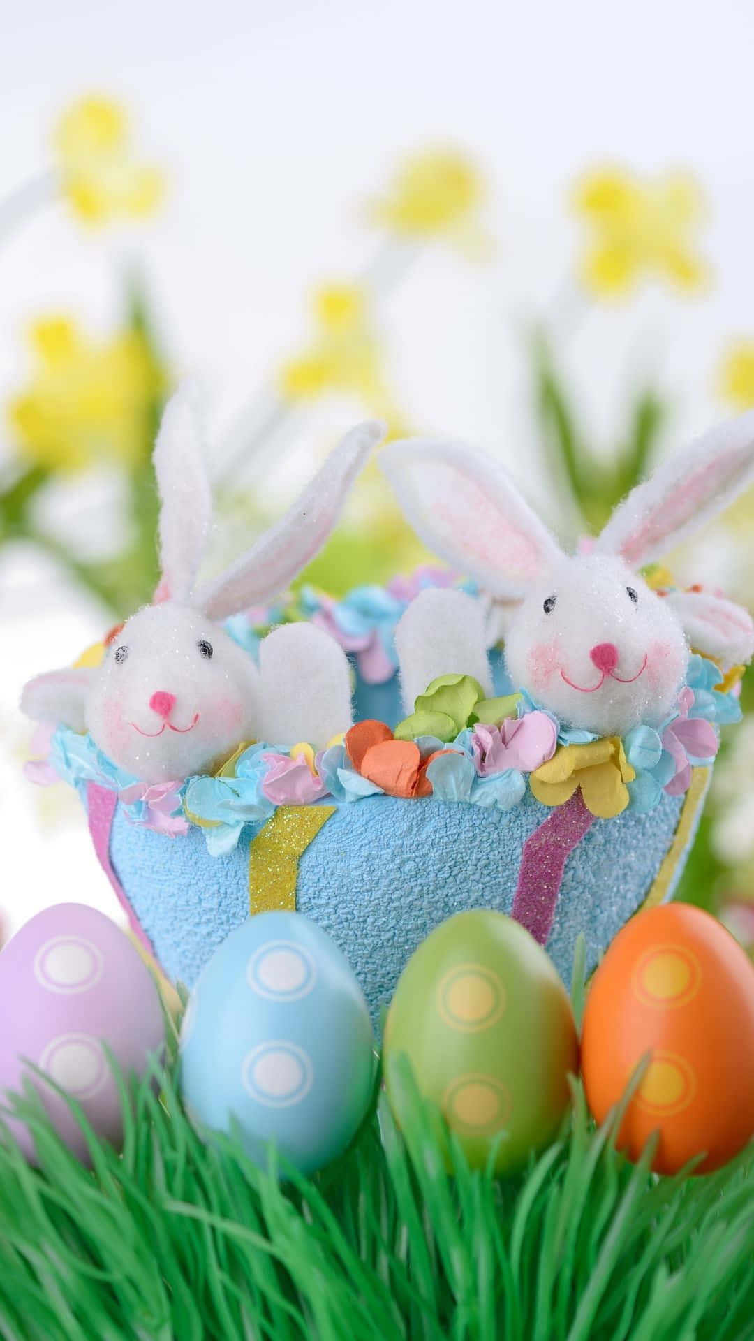 Elconejo De Pascua Trae Una Cesta De Flores Y Huevos De Chocolate Para Ti. Fondo de pantalla