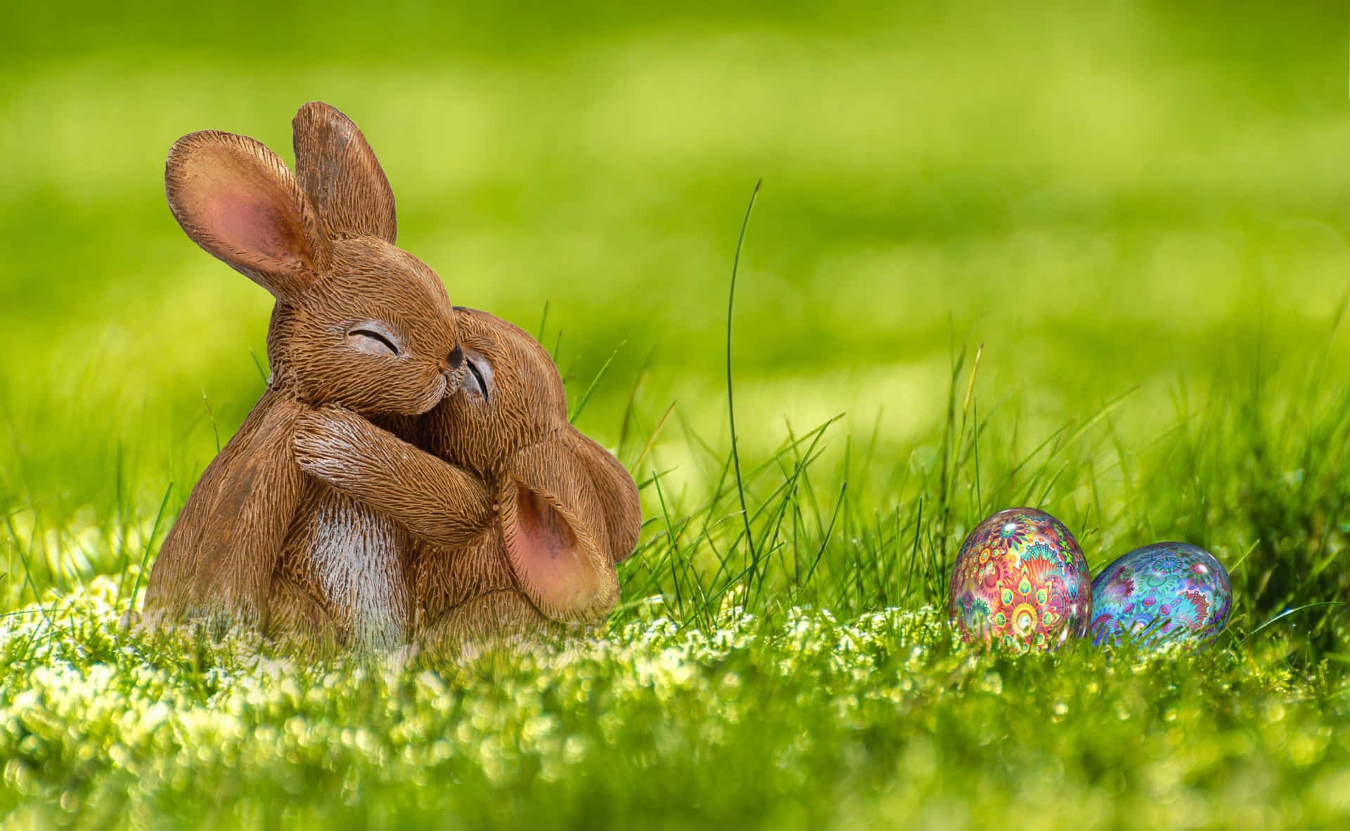 Dueimmagini Di Coniglietto Di Pasqua Abbracciati.