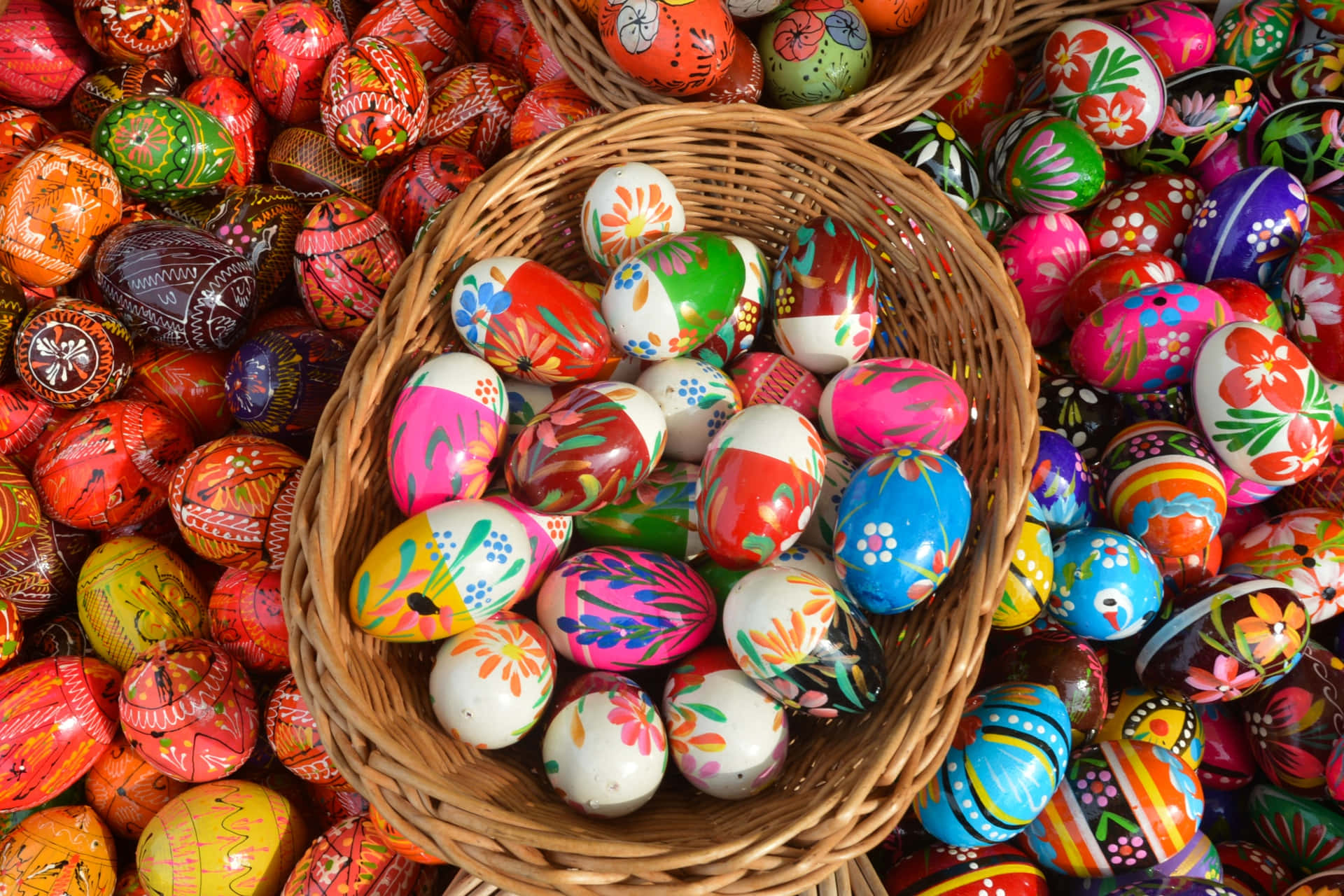 En bunke af påske æg designs billede