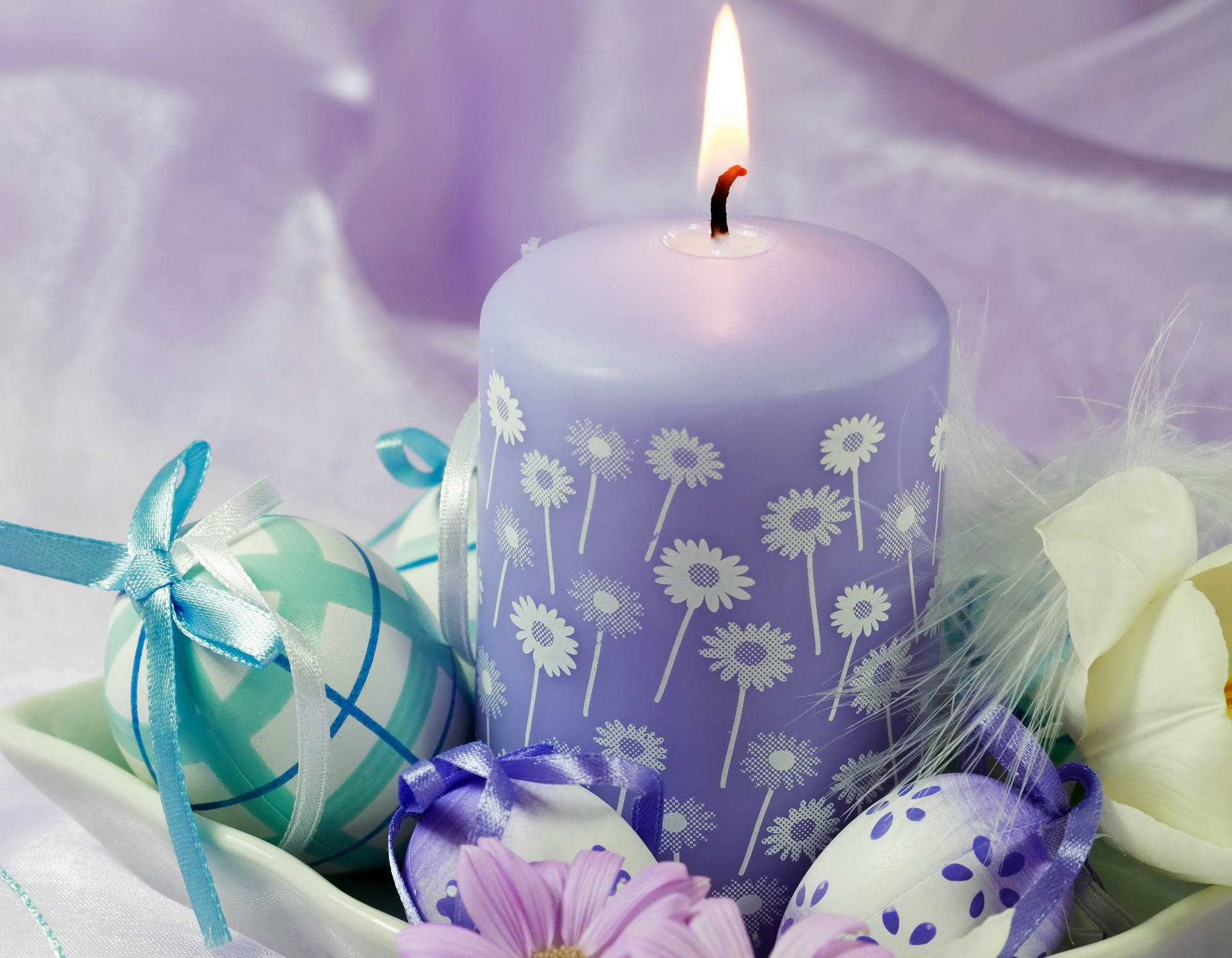 Remember the reason for this season this Easter with the peaceful and calming glow of a candle. Wallpaper