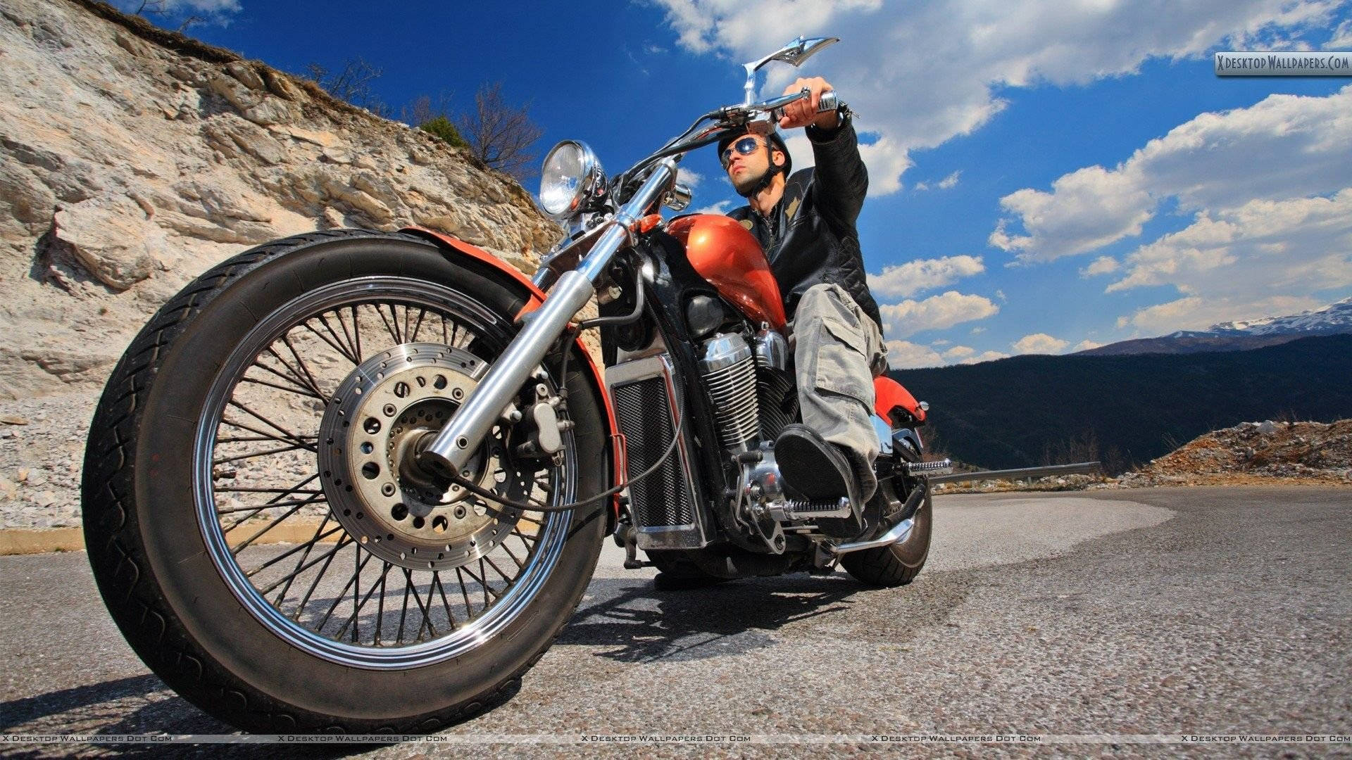 Motocicletaeasy Rider En Una Gran Carretera. Fondo de pantalla