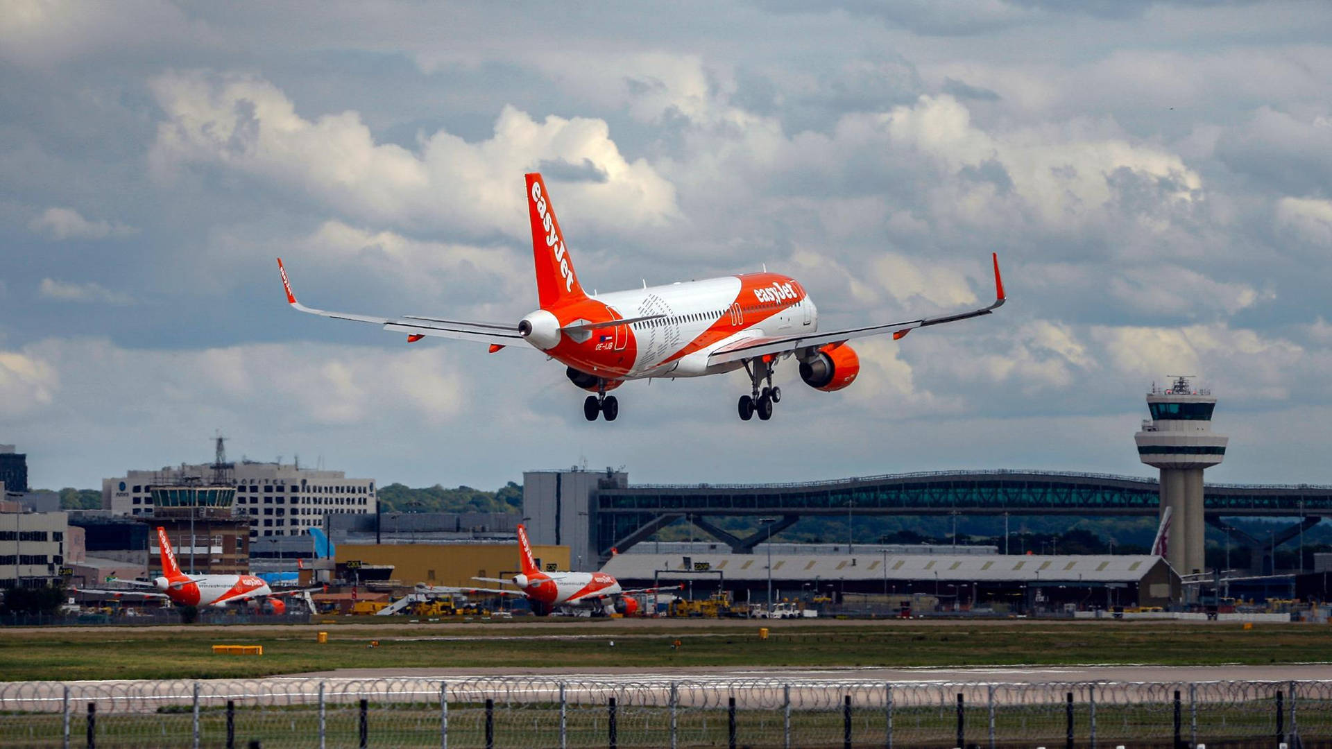 Let Orange EasyJet-fly flyer over et himmelstrøg af skyer Wallpaper