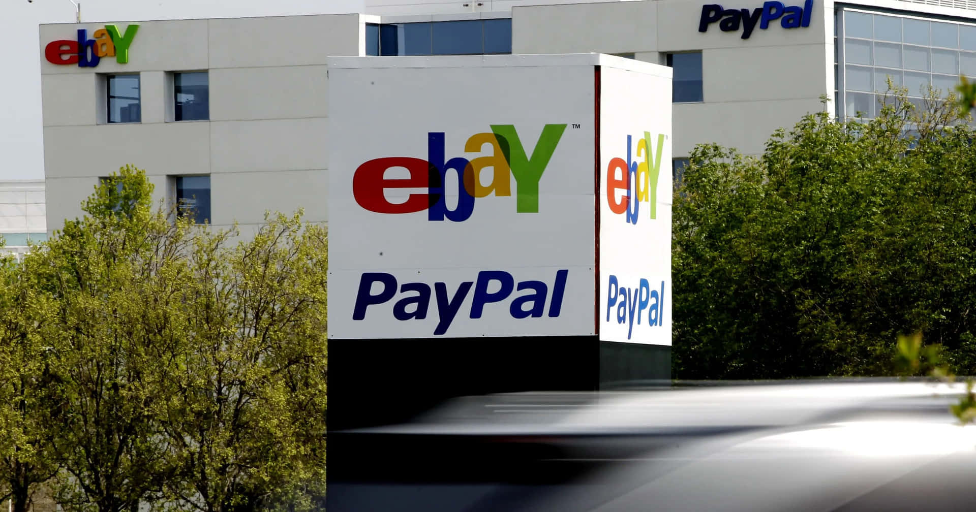 Enbil Som Kör Förbi En Skylt För Ebay Paypal