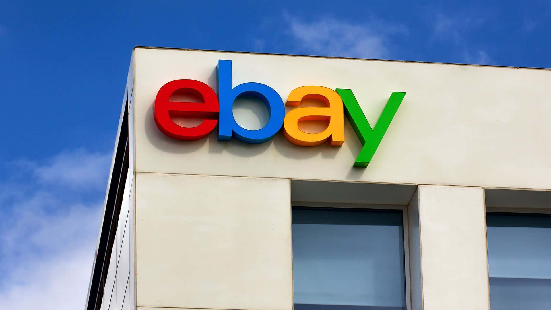 eBay UK logo på hvid bygning væg papir Wallpaper