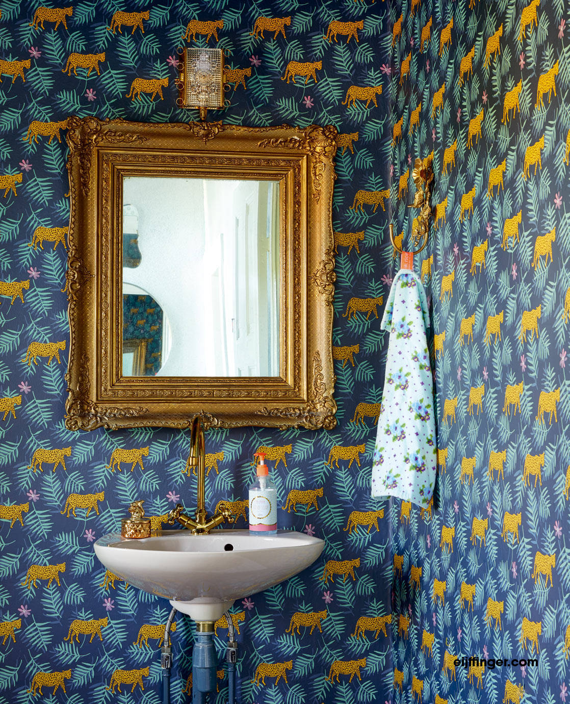 Eccentric Sink And Mirror Wallpaper