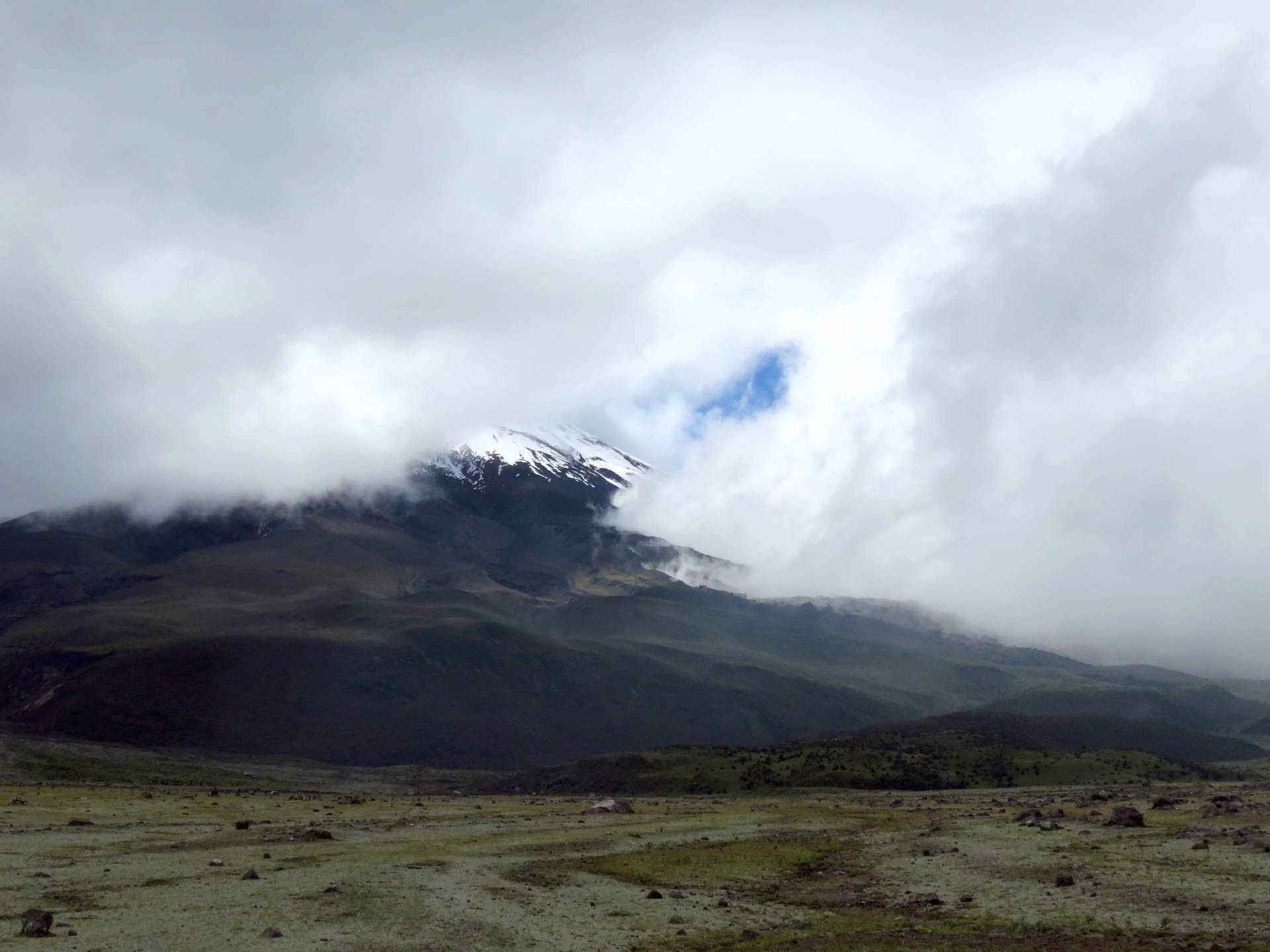 Rutadel Volcán Cotopaxi En Ecuador. Fondo de pantalla