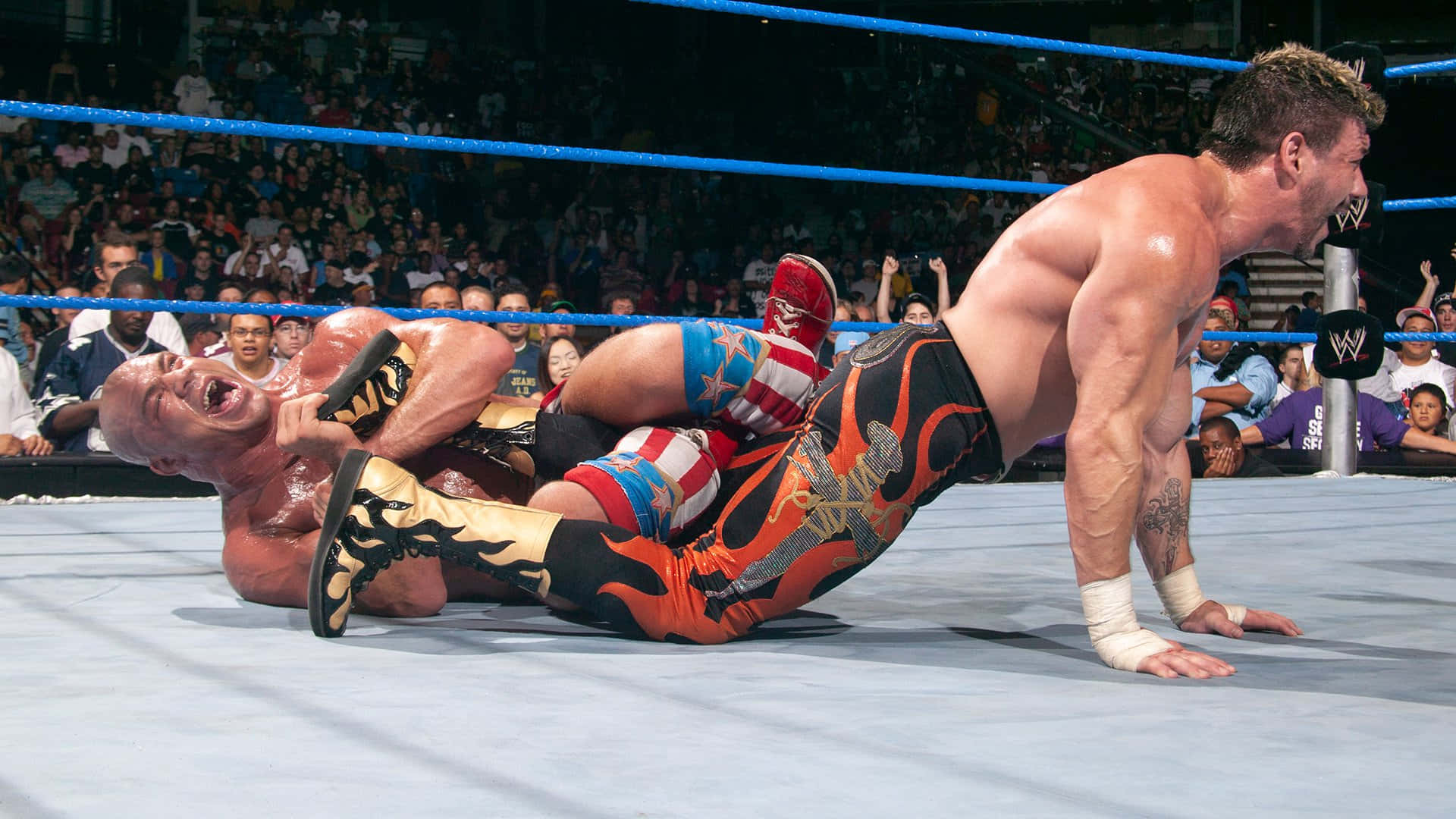 Eddie Guerrero kæmper mod Kurt Angle Wallpaper