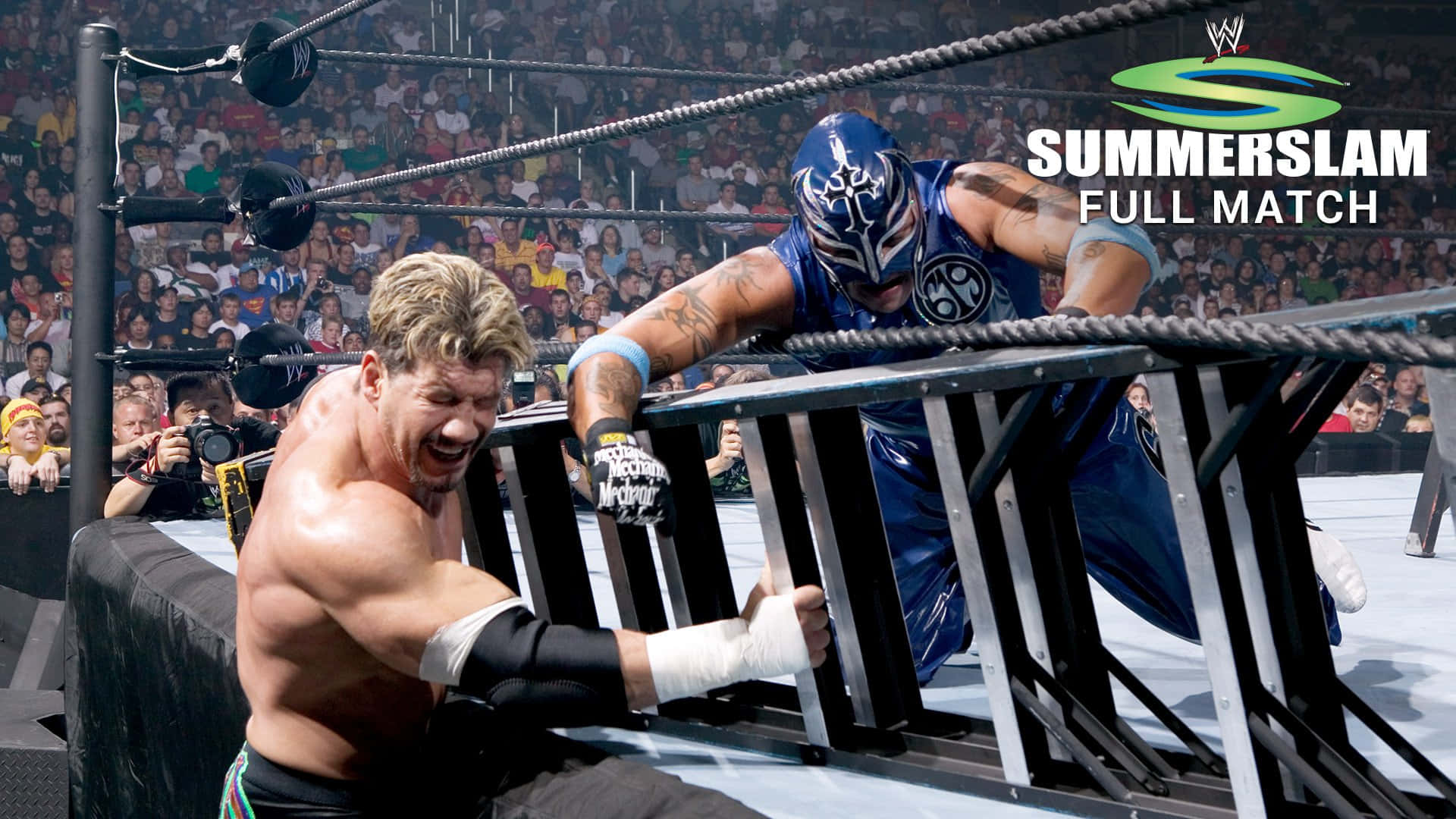 Eddieguerrero Kämpft Gegen Rey Mysterio Beim Summer Slam Match. Wallpaper