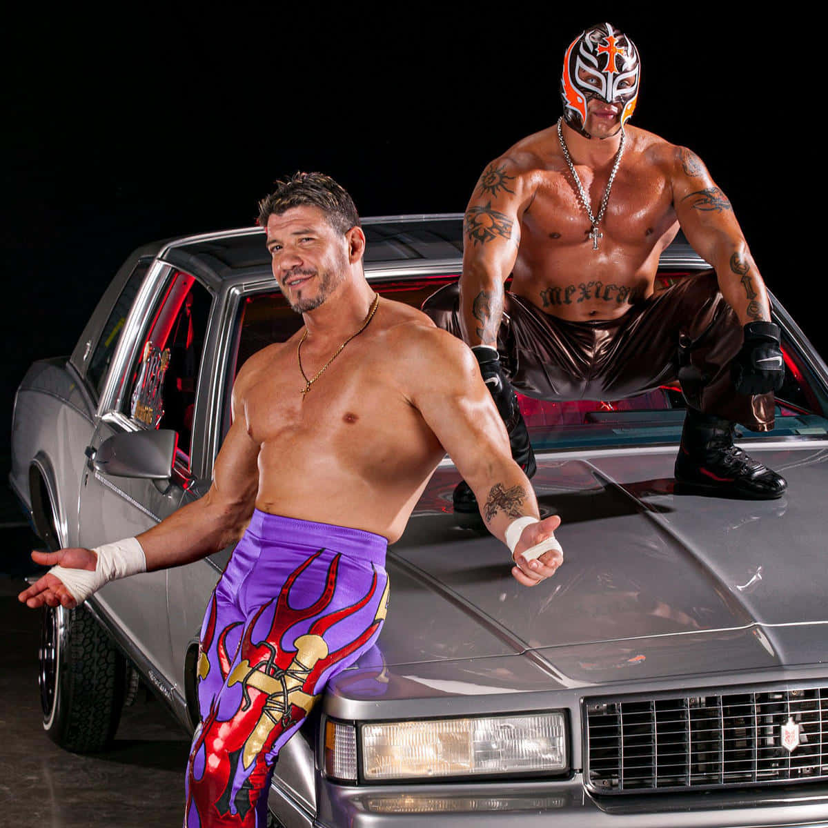 Eddieguerrero Y Rey Mysterio En Un Cartel De Carro. Fondo de pantalla