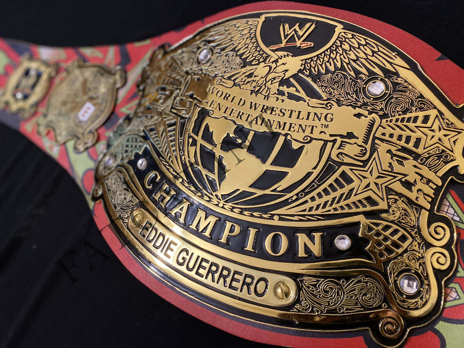 Fondode Pantalla De Eddie Guerrero Con El Cinturón De Campeón De La Wwe. Fondo de pantalla