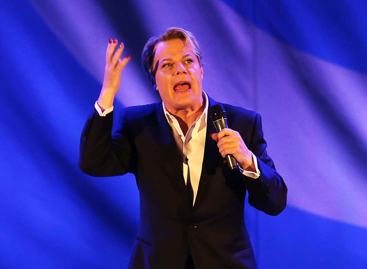 Eddie Izzard Fanger Publikum Med Sin Komiske Opptreden Bakgrunnsbildet