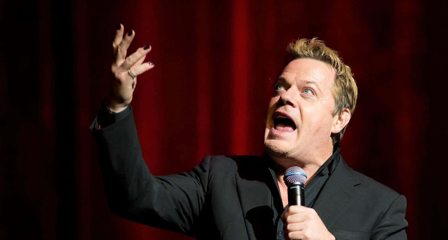 Eddie Izzard Se Produisant En Direct Sur Scène Fond d'écran