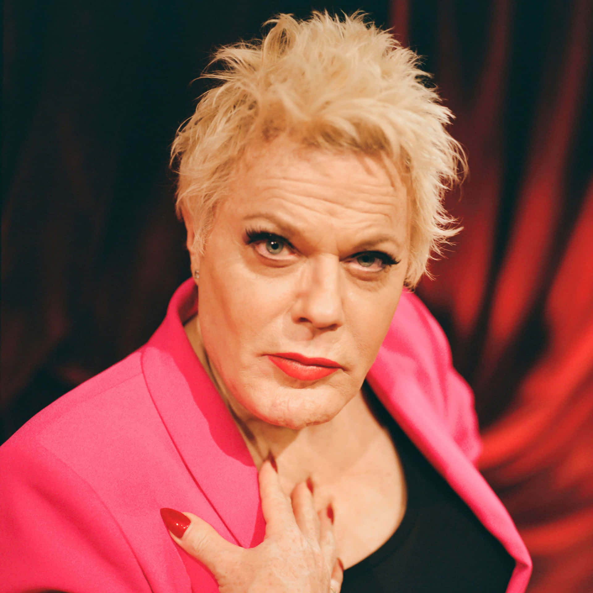 Eddie Izzard confidently posing for a photoshoot Wallpaper