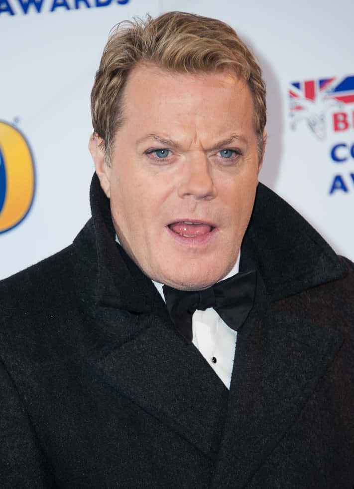 Eddie Izzard in a Passionate Performance Wallpaper