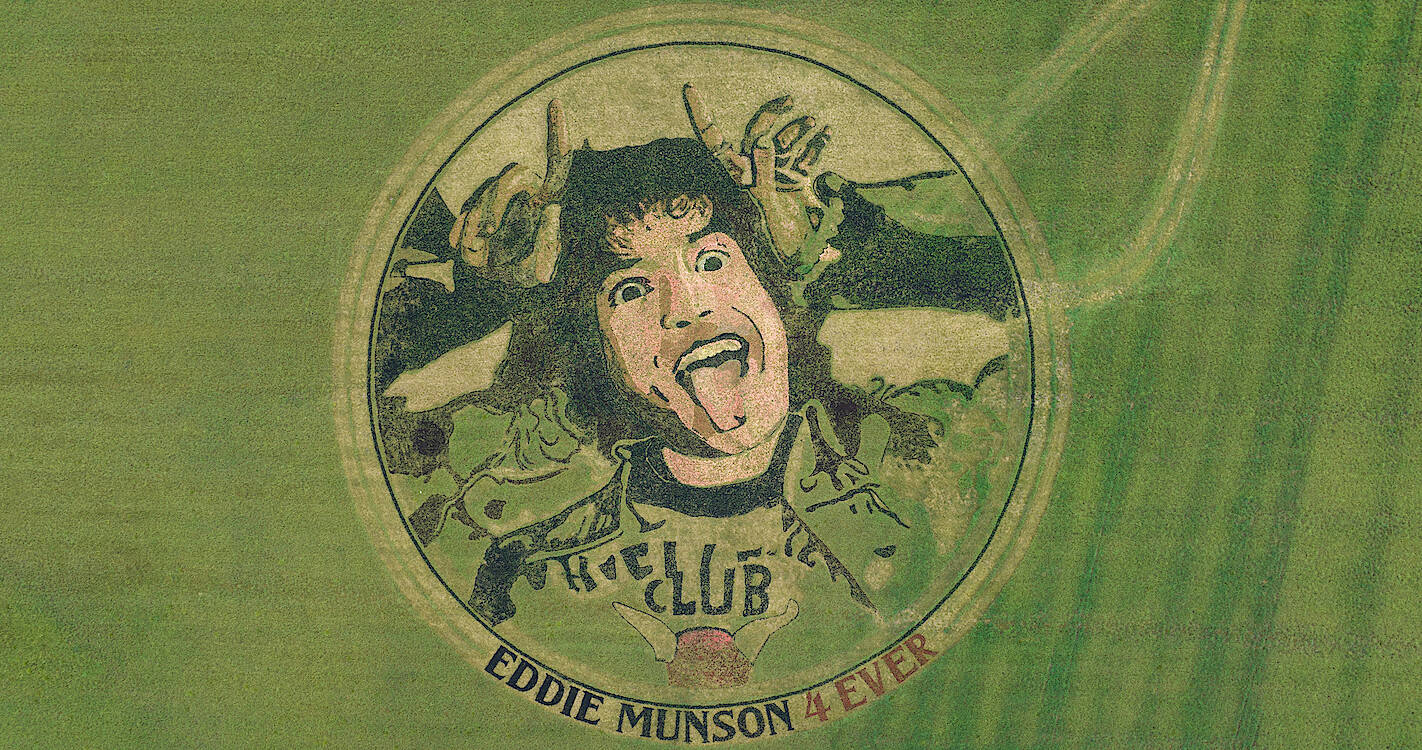 Eddiemunson Disegnato Sull'erba Sfondo