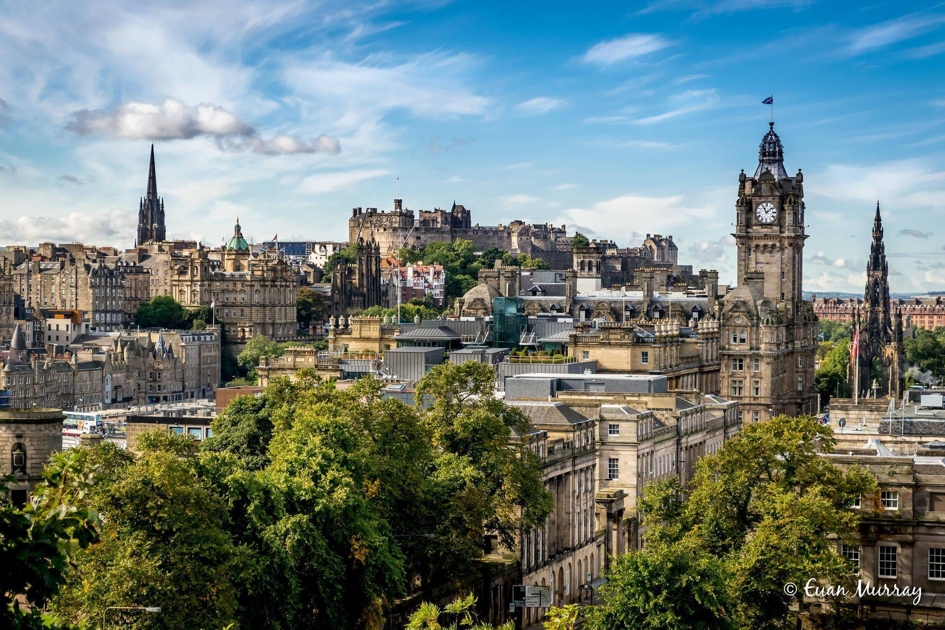 Castillode Edimburgo Y La Ciudad Durante El Día Fondo de pantalla