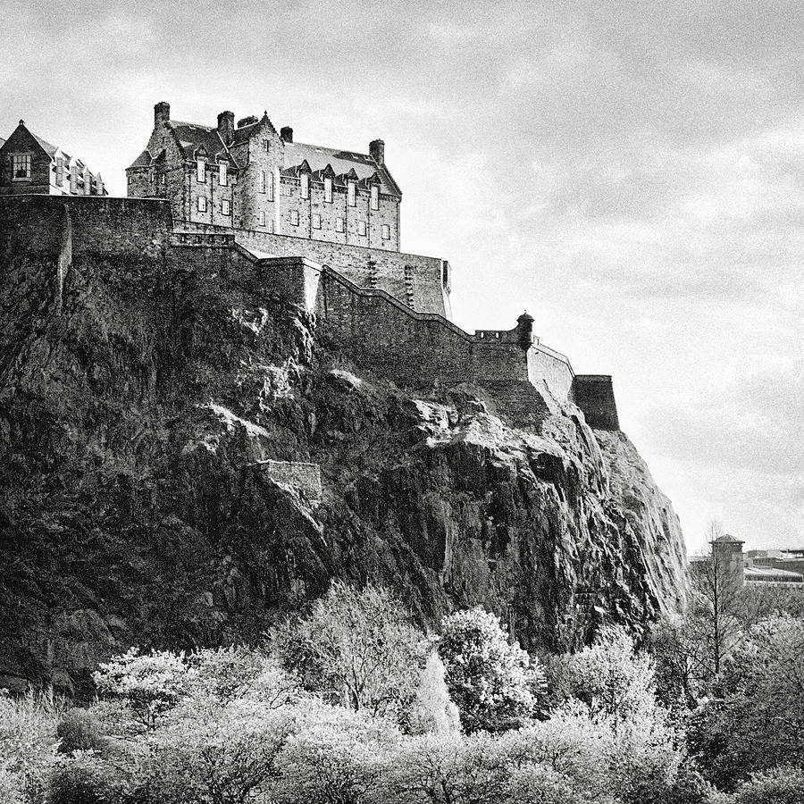 Edinburgh Castle In Black And White Wallpaper