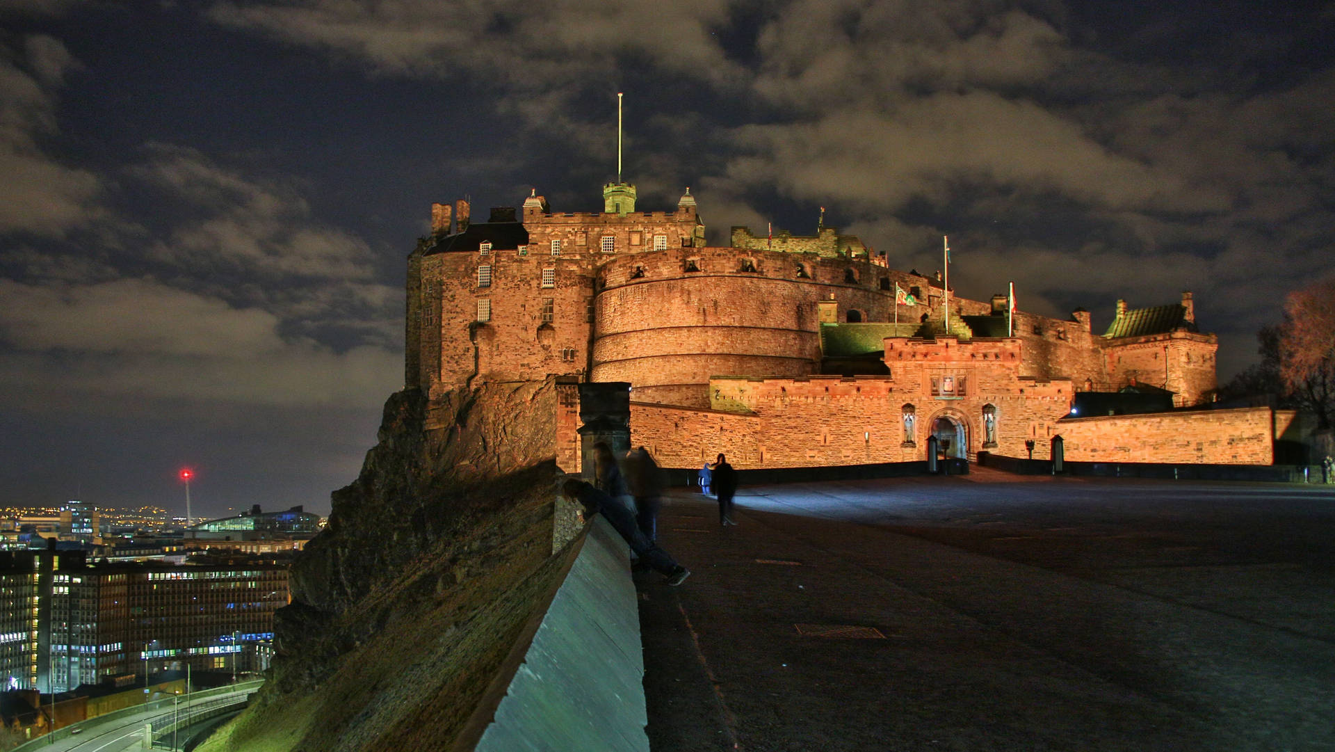 Laentrada Al Castillo De Edimburgo De Noche. Fondo de pantalla