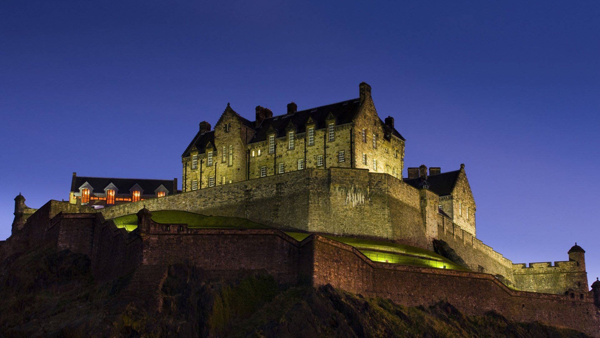 Lasilueta Del Castillo De Edimburgo De Noche. Fondo de pantalla
