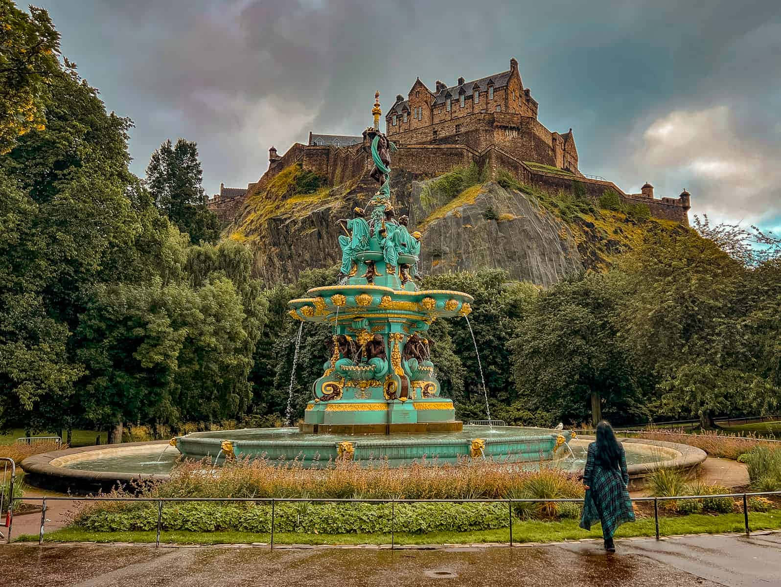 Edinburgh Castleand Ross Fountain Wallpaper