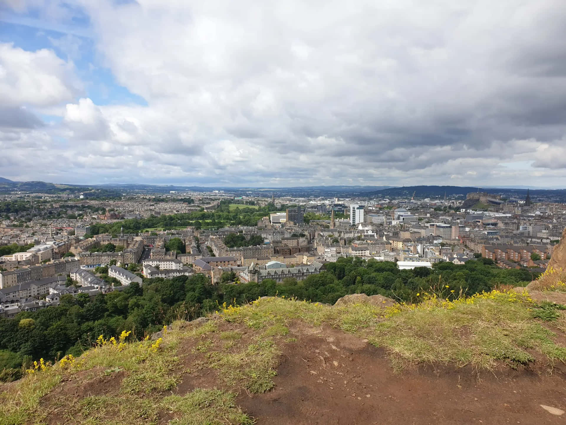 Edinburgh_ City_ View_from_ Salisbury_ Crags Wallpaper
