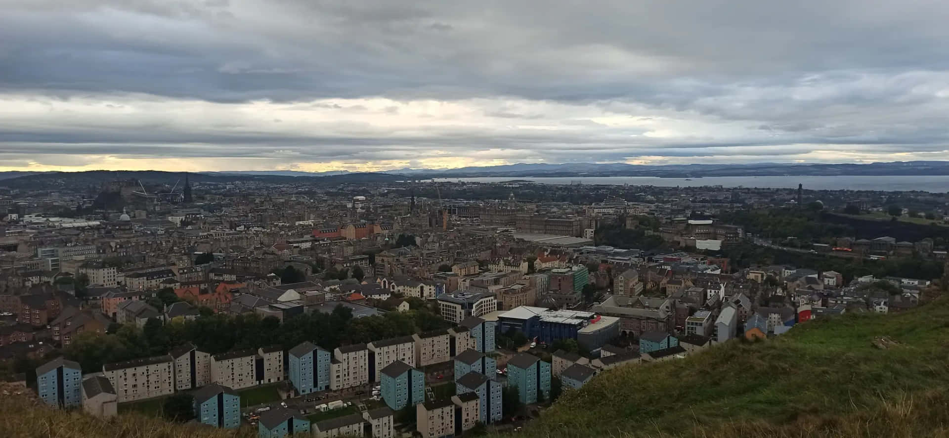 Vue Urbaine D'édimbourg Depuis Salisbury Crags Fond d'écran