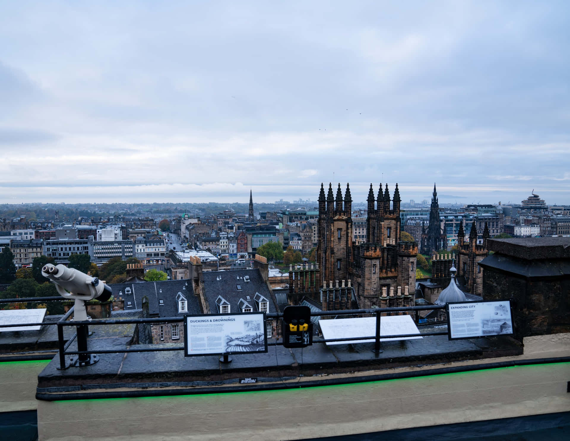 Edinburgh Cityscape Viewpoint Wallpaper