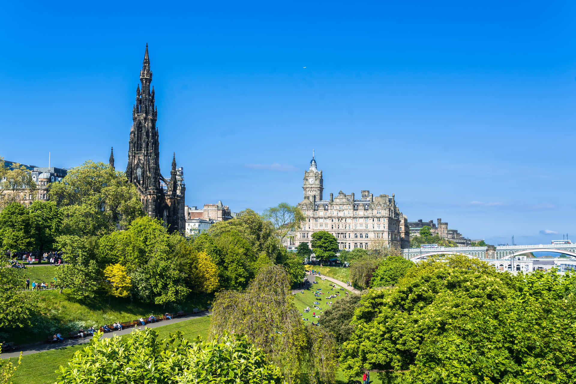 Edinburgh Princes Street Gardensand Scott Monument Wallpaper